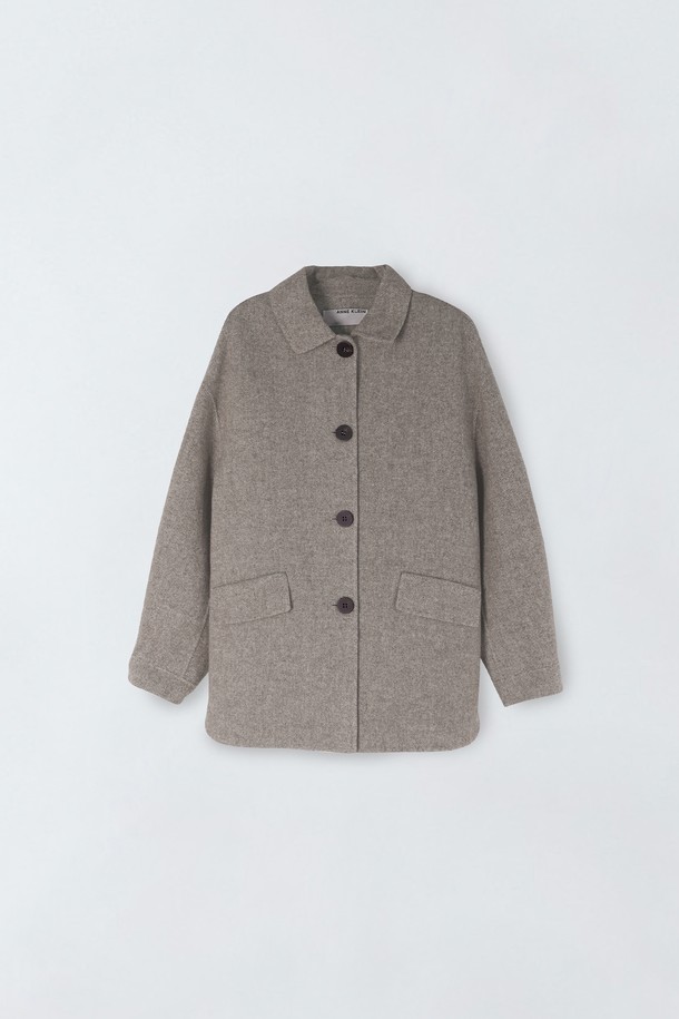 싱글 울 재킷 E5HW048은 여성 고객을 위한 가을, 겨울용 아우터입니다. 부드러운 촉감의 울 소재로 제작되었으며, 레귤러 핏에 두꺼운 두께감으로 따뜻하게 착용할 수 있습니다. 미니멀하고 베이직한 스타일의 무지 디자인으로, 출근룩, 오피스룩, 모임룩 등 TPO에 구애받지 않고 클래식, 미니멀, 시크한 스타일을 연출하기 좋습니다. 싱글 버튼 여밈과 넉넉한 포켓 디테일이 돋보이는 레귤러 기장의 긴 소매 재킷입니다. 그레이 컬러로 어떤 의상에도 쉽게 매치할 수 있어 활용도가 높습니다.
