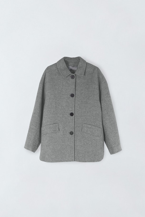 싱글 울 재킷 E5HW048은 여성 고객을 위한 미니멀하고 베이직한 디자인의 울 소재 자켓입니다. 가을과 겨울에 착용하기 적합하며, 레귤러 핏의 크롭 기장으로 세련된 실루엣을 연출합니다. 차분한 그레이 컬러에 싱글 버튼 여밈 방식, 포켓 디테일이 더해져 실용성을 높였습니다. 출근룩, 오피스룩, 모임룩 등 다양한 TPO에 활용 가능하며, 미니멀, 클래식, 시크한 스타일을 완성합니다. 긴 소매 기장의 두꺼운 울 소재로 제작되어 따뜻하고 편안한 착용감을 선사합니다.
