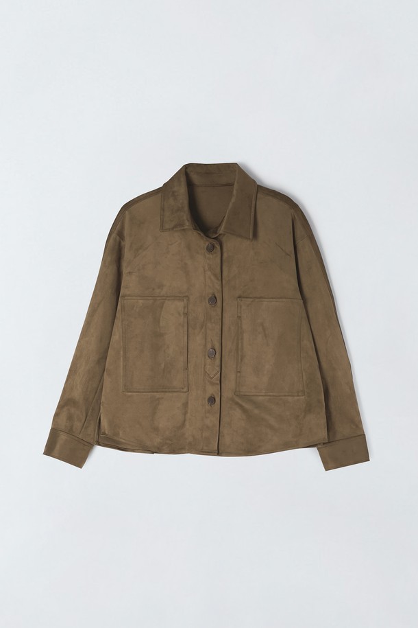 **스퀘어 스웨이드 재킷 E5HW050**

부드러운 스웨이드 소재로 제작된 브라운 컬러의 여성용 자켓입니다. 얇은 두께감과 레귤러핏으로 봄, 가을에 활용하기 좋습니다. 베이직하고 미니멀한 스타일로, 무지 디자인과 스퀘어 디자인, 포켓 디테일이 특징입니다. 버튼으로 여밈 방식을 갖추었으며, 긴 소매 기장으로 클래식, 미니멀, 캐주얼 스타일을 연출할 수 있습니다. 출근룩과 모임룩에 모두 잘 어울리는 활용도 높은 아이템입니다.
