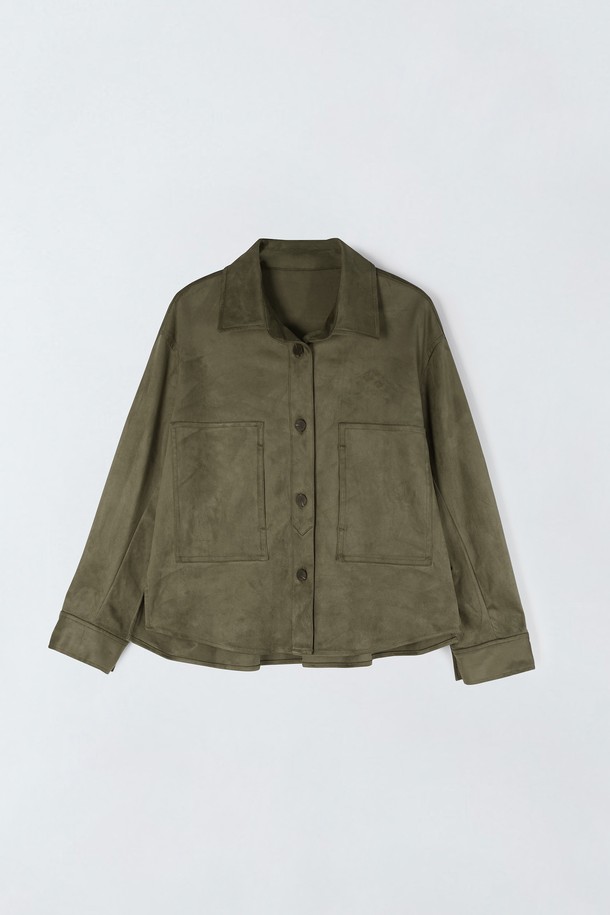 세련된 스타일을 완성하는 여성용 스퀘어 스웨이드 재킷 E5HW050입니다. 부드러운 촉감의 스웨이드 소재와 중간 두께감으로 봄, 가을 시즌에 활용하기 좋습니다. 미니멀하고 베이직한 디자인에 카키, 올리브 두 가지 컬러로 출시되어 데이트룩, 모임룩 등 다양한 TPO에 매치하기 용이합니다. 크롭 기장에 레귤러핏으로 제작되었으며, 스퀘어 실루엣과 포켓 디테일이 특징입니다. 버튼 여밈 방식과 긴 소매 기장으로 클래식하면서도 캐주얼한 스타일을 연출할 수 있습니다.
