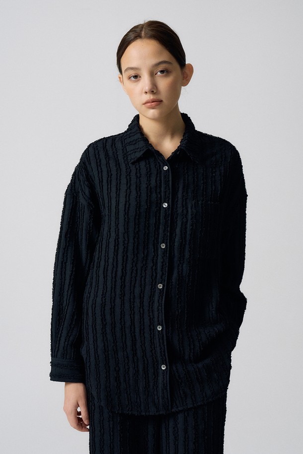 **루즈핏 레이스 블라우스 N5HW39**

우아한 무드를 연출하는 여성 레이스 블라우스입니다. 블랙 컬러의 긴소매 디자인으로, 봄, 여름에 시원하게 착용하기 좋습니다. 라운드넥과 얇은 두께감, 부드러운 촉감이 특징이며, 루즈핏으로 편안한 착용감을 선사합니다. 데이트룩, 모임룩에 어울리는 클래식, 미니멀, 로맨틱 스타일의 블라우스입니다. 버튼 디테일이 돋보이는 섬세한 레이스 패턴으로 여성스러움을 더했습니다.
