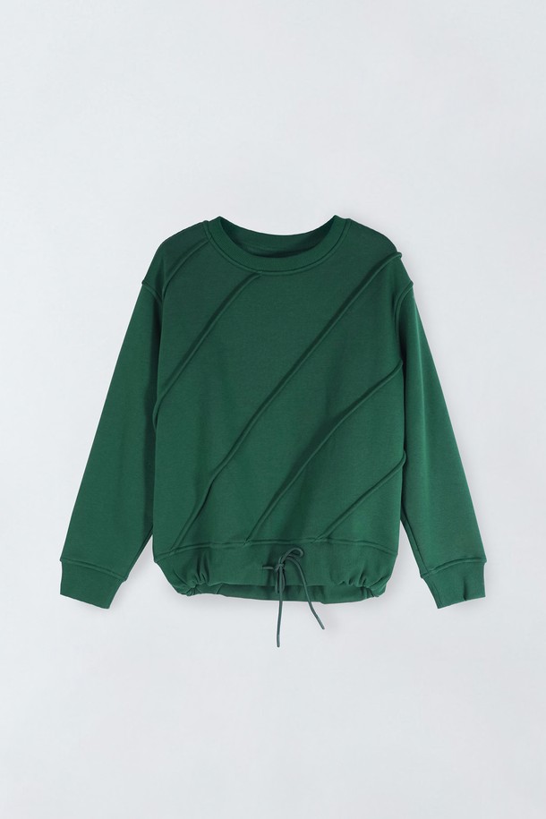 부드러운 기모 안감으로 따뜻함을 더한 기모 스트링 라인 티셔츠 E5HW051입니다. 캐주얼하고 베이직한 스타일로, 가을과 겨울에 활용하기 좋습니다. 톤 다운된 그린 컬러의 무지 디자인에 루즈핏과 크롭 기장으로 편안함과 스타일리시함을 동시에 잡았습니다. 라운드넥과 긴 소매, 스트링 디테일로 포인트를 주어 밋밋함을 덜었습니다. 데일리룩에 활용하기 좋은 아이템입니다.
