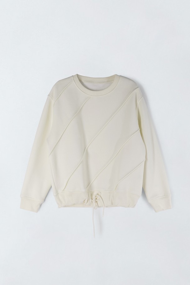 부드러운 기모 안감으로 포근함을 더한 여성 기모 스트링 라인 티셔츠입니다. 아이보리와 화이트 두 가지 색상으로 만나볼 수 있으며, 베이직하고 캐주얼한 스타일 연출에 용이합니다. 크롭 기장에 루즈핏으로 제작되어 편안한 착용감을 선사하며, 라운드넥과 긴 소매 디자인으로 부드러운 촉감을 느낄 수 있습니다. 허리 부분 스트링 디테일로 다양한 스타일을 연출할 수 있어 가을, 겨울철 데일리룩에 활용하기 좋습니다.
