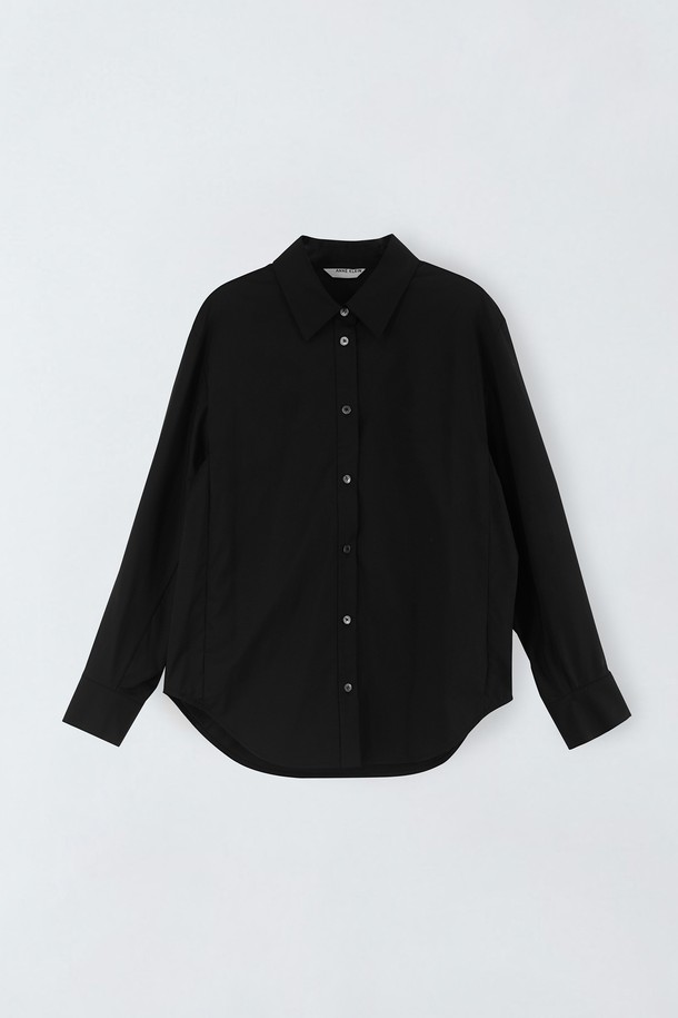 레귤러핏 코튼 블랜딩 셔츠 S5HW055는 미니멀하고 클래식한 스타일을 추구하는 분들을 위한 셔츠입니다. 면 혼방 소재로 제작되어 편안한 착용감을 선사하며, 봄, 가을에 적합합니다. 블랙 컬러의 무지 디자인에 차이나 칼라가 더해져 세련된 느낌을 줍니다. 레귤러핏으로 제작되어 부담 없이 착용 가능하며, 긴 소매와 버튼 여밈 방식으로 깔끔하게 마무리되었습니다. 일상에서 베이직하게 활용하기 좋은 아이템입니다.
