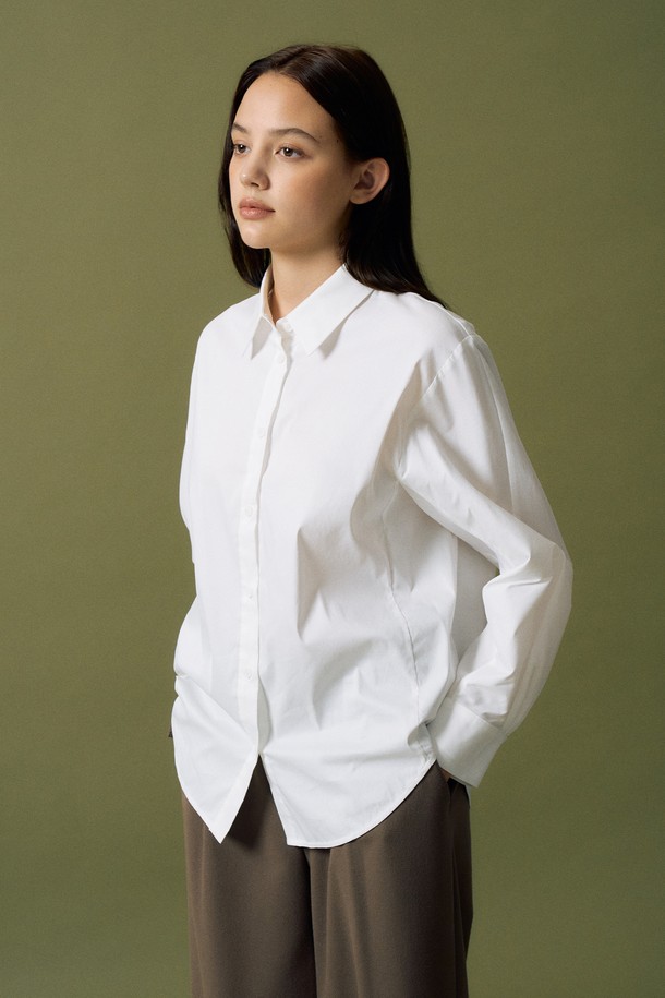 **레귤러핏 코튼 블랜딩 셔츠 S5HW055**

부드러운 면 혼방 소재로 제작된 여성용 셔츠입니다. 차이나 칼라와 긴 소매가 특징이며, 레귤러핏으로 편안하게 착용할 수 있습니다. 봄, 가을 시즌에 적합하며, 얇은 두께감으로 가볍게 걸치기 좋습니다. 미니멀하고 베이직한 디자인으로 출근룩, 오피스룩, 데이트룩 등 다양한 TPO에 활용 가능합니다. 미니멀, 클래식, 시크한 스타일을 연출하기에 좋은 아이템입니다.
