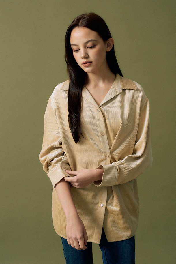 따뜻하고 부드러운 감촉의 베이지 컬러 코듀로이 셔츠 N5HW47입니다. 넉넉한 루즈핏에 카라넥 디자인으로, 캐주얼하면서도 클래식한 무드를 연출합니다. 두꺼운 두께감으로 봄, 가을철에 활용하기 좋으며, 버튼다운 디테일이 돋보입니다. 출근룩이나 모임룩 등 다양한 TPO에 맞춰 미니멀하고 세련된 스타일을 완성해 보세요. 긴 소매 기장으로 간절기에도 따뜻하게 착용할 수 있습니다.
