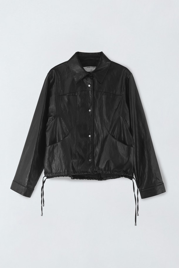 블랙 컬러의 페이크레더 소재 여성용 재킷입니다. 얇은 두께감으로 봄, 가을 간절기에 착용하기 좋으며, 캐주얼한 스타일을 연출합니다. 레귤러 핏의 레귤러 기장으로, 스트링 디테일이 더해져 다양한 연출이 가능합니다. 부드러운 촉감의 인조 가죽 소재와 긴 소매, 라이더 코트 타입 디자인으로 시크한 분위기를 낼 수 있습니다. 스냅 버튼으로 간편하게 여밀 수 있습니다.
