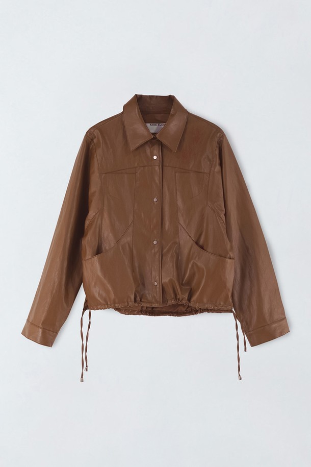 브라운 컬러의 페이크레더 스트링 재킷 E5HF008입니다. 부드러운 촉감의 인조 가죽 소재로 제작되었으며, 봄, 가을 간절기에 착용하기 좋습니다. 레귤러핏에 얇은 두께감으로 편안하게 착용 가능하며, 숏 기장과 긴 소매 디자인입니다. 캐주얼 스타일의 무지 자켓으로, 스트링 디테일이 포인트입니다. 스냅 버튼으로 여밈 방식을 더했습니다.
