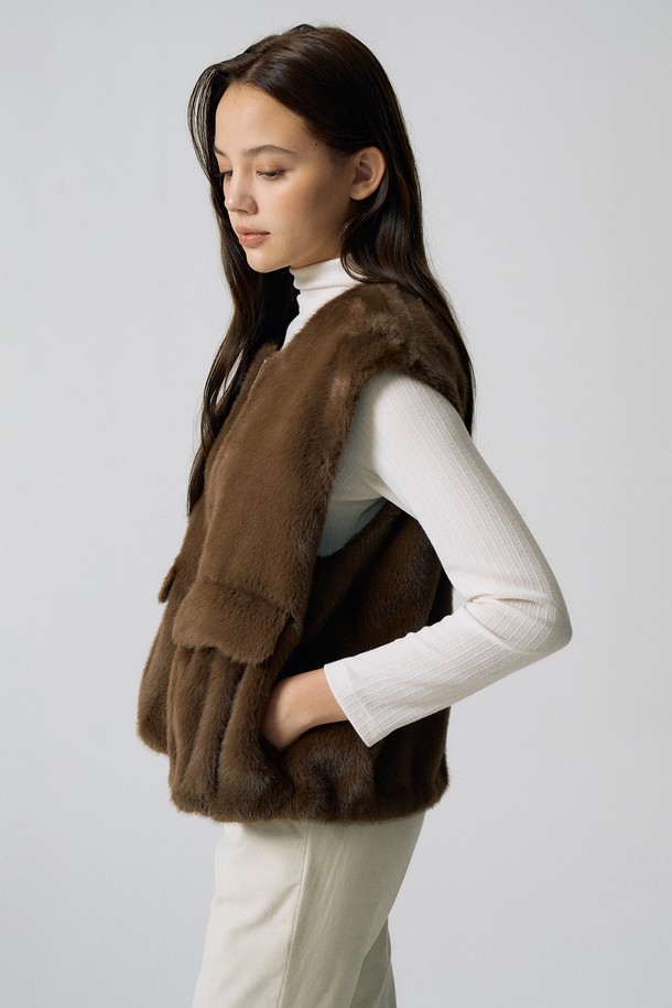 부드러운 촉감이 돋보이는 페이크 퍼 포켓 베스트입니다. 넉넉한 레귤러 핏으로 편안하게 착용 가능하며, 라운드넥 디자인으로 다양한 상의와 잘 어울립니다. 가을과 겨울, 캐주얼하고 베이직한 스타일에 안성맞춤이며, 무지 디자인에 포켓 디테일로 실용성을 더했습니다. 브라운 컬러로 따뜻하고 포근한 느낌을 선사합니다. 민소매 디자인으로 레이어드하여 세련된 스타일을 연출해보세요.
