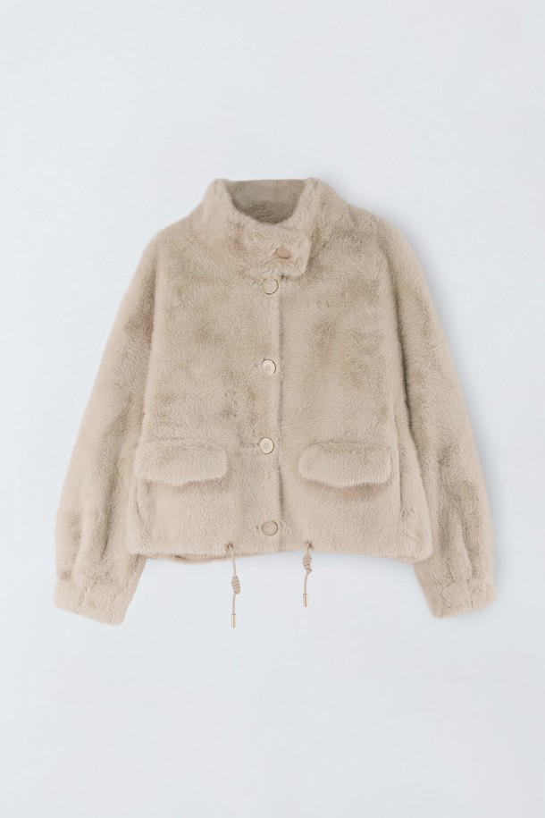 베이직한 디자인과 부드러운 촉감이 돋보이는 여성용 페이크 퍼 스트링 버튼 재킷 S5HW052입니다. 가을, 겨울 시즌에 안성맞춤인 두꺼운 두께감으로 따뜻하게 착용할 수 있으며, 캐주얼하고 미니멀한 스타일을 연출합니다. 크롭 기장에 레귤러 핏으로 제작되어 편안하면서도 세련된 실루엣을 선사합니다. 무지 디자인에 스트링 디테일이 더해져 포인트를 주며, 버튼 여밈 방식으로 간편하게 착용할 수 있습니다. 일상복으로 활용하기 좋은 아이템입니다.
