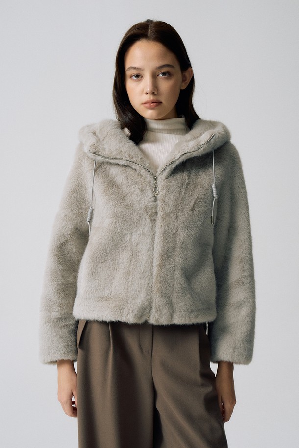 페이크 퍼 소재의 여성용 후드 재킷 S5HW053입니다. 미니멀하고 베이직한 디자인으로 가을, 겨울철 일상룩에 활용하기 좋습니다. 부드러운 촉감의 두꺼운 페이크 퍼 소재로 제작되었으며, 크롭 기장의 레귤러핏으로 편안하게 착용 가능합니다. 그레이 컬러에 무지 패턴으로 어떤 스타일에도 쉽게 매치할 수 있으며, 집업 여밈 방식과 후드 디테일이 특징입니다. 캐주얼, 클래식 등 다양한 스타일을 연출할 수 있는 활용도 높은 아우터입니다.
