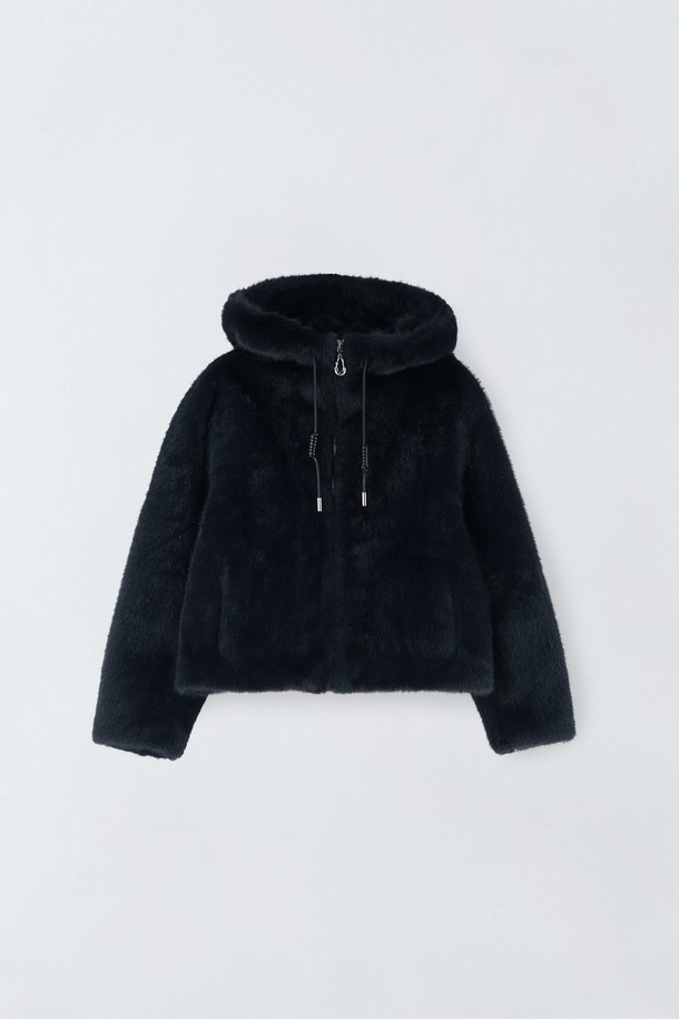 부드러운 페이크 퍼 소재의 여성용 후드 재킷입니다. 캐주얼하고 미니멀한 스타일을 연출하며, 겨울철 따뜻하게 입기 좋습니다. 크롭 기장에 루즈핏으로 편안한 착용감을 선사하며, 후드 디테일이 포인트입니다. 블랙 컬러와 긴 소매, 집업 여밈 방식으로 다양한 스타일에 매치하기 용이합니다.
