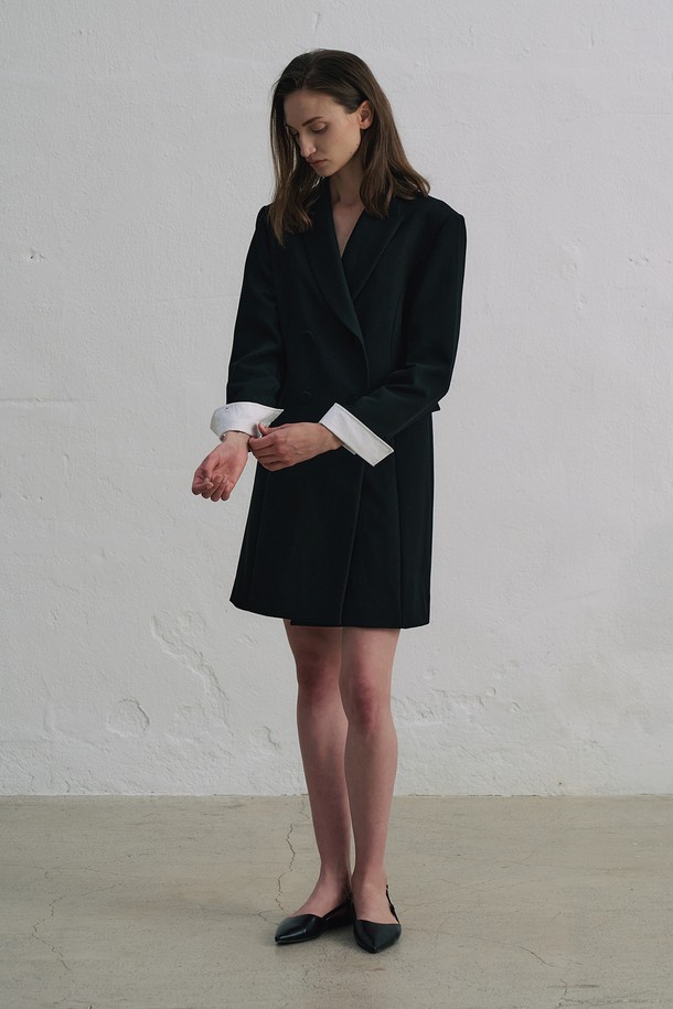 세련된 블랙 컬러의 원피스형 더블 롱 재킷 S5HW008입니다. 미니멀하고 모던한 스타일로, 봄, 가을에 오피스룩, 모임룩, 데이트룩 등 다양한 TPO에 활용하기 좋습니다. 뻣뻣한 촉감의 두꺼운 폴리에스테르 소재로 제작되었으며, H라인 미니 스커트 타입으로 시크한 분위기를 연출합니다. 긴 소매와 브이넥 디자인, 더블 버튼 여밈으로 클래식함을 더했으며, 재킷 디테일이 돋보이는 미니 원피스 스타일의 오버핏 자켓입니다.
