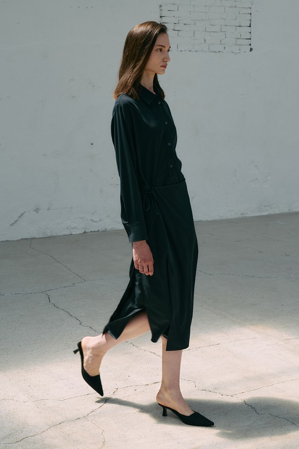 **셔츠형 랩 원피스 O5HW005**는 미니멀하고 클래식한 스타일을 추구하는 여성 의류입니다. 부드러운 모달, 폴리에스터, 폴리우레탄 혼방 소재로 제작되어 봄, 가을에 적합하며, 긴 소매와 셔츠 칼라 디자인이 특징입니다. 블랙 색상에 무지 패턴으로 어떤 TPO에도 잘 어울리며, 오피스룩, 출근룩, 모임룩으로 활용하기 좋습니다. 랩 스타일의 핏과 주머니 디테일이 실용성을 더하며, 비침 걱정 없이 편안하게 착용할 수 있습니다.
