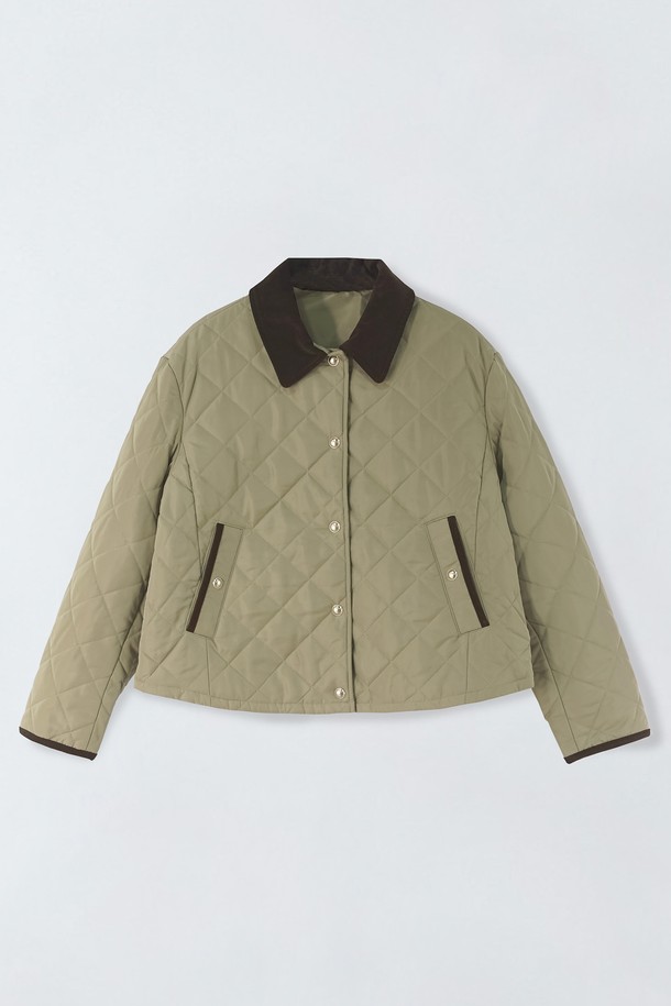 다이아 퀼팅 배색 자켓 E5HW080은 가을, 겨울 시즌에 어울리는 여성용 퀼팅 자켓입니다. 카키와 브라운 두 가지 색상으로 출시되었으며, 캐주얼 및 베이직 스타일을 연출하기 좋습니다. 부드러운 폴리에스테르 소재에 숏 기장, 레귤러핏으로 제작되었으며, 두꺼운 두께감으로 따뜻하게 착용할 수 있습니다. 퀼팅 패턴과 배색 디테일, 카라 디자인이 특징이며, 스냅 여밈 방식으로 편안하게 입고 벗을 수 있습니다. 출근룩, 캐주얼, 클래식, 미니멀 스타일 연출에 활용하기 좋습니다.
