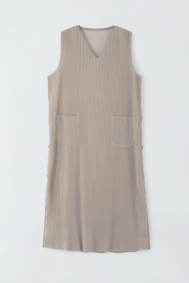 플리츠 버튼 원피스 O5HW019는 여성성을 강조하는 베이지 컬러의 플리츠 원피스입니다. 얇고 부드러운 폴리에스테르 소재로 제작되어 봄, 여름 시즌에 시원하게 착용하기 좋습니다. 미니멀하고 베이직한 디자인으로 데이트룩, 여행룩 등 다양한 TPO에 활용 가능하며, H라인 치마 핏과 레귤러핏으로 편안한 착용감을 선사합니다. V넥 라인과 민소매 디자인으로 시원함을 더하고, 버튼 디테일이 포인트로 더해져 세련된 느낌을 줍니다. 미니멀, 클래식, 캐주얼 스타일을 즐기는 분들께 추천하는 아이템입니다.
