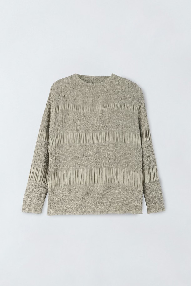 베이직하고 캐주얼한 무드의 여성 와플 티블라우스입니다. 부드러운 면 소재로 제작되어 편안한 착용감을 선사하며, 봄, 가을에 활용하기 좋습니다. 크롭 기장과 긴 소매, 라운드넥 디자인으로 세련된 핏을 연출합니다. 와플 조직감 디테일이 돋보이는 이 블라우스는 미니멀, 클래식 스타일을 즐기는 분들께 추천합니다. 베이지 컬러로 어떤 하의와도 쉽게 매치하여 다양한 스타일을 연출할 수 있습니다.
