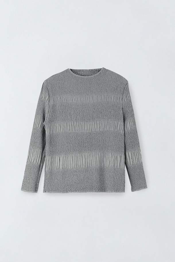 세련된 와플 티블라우스 S5HW063입니다. 부드러운 와플 패턴에 7부 소매와 라운드넥 디자인으로 여성스러운 실루엣을 연출합니다. 얇은 두께감과 레귤러핏으로 봄, 여름철 편안하게 착용하기 좋으며, 미니멀하고 베이직한 스타일을 완성합니다. 그레이 컬러로 다양한 룩에 활용할 수 있으며, 골지 디테일이 은은한 포인트를 더합니다. 일상에서 캐주얼하게 또는 클래식한 무드로 연출해보세요.
