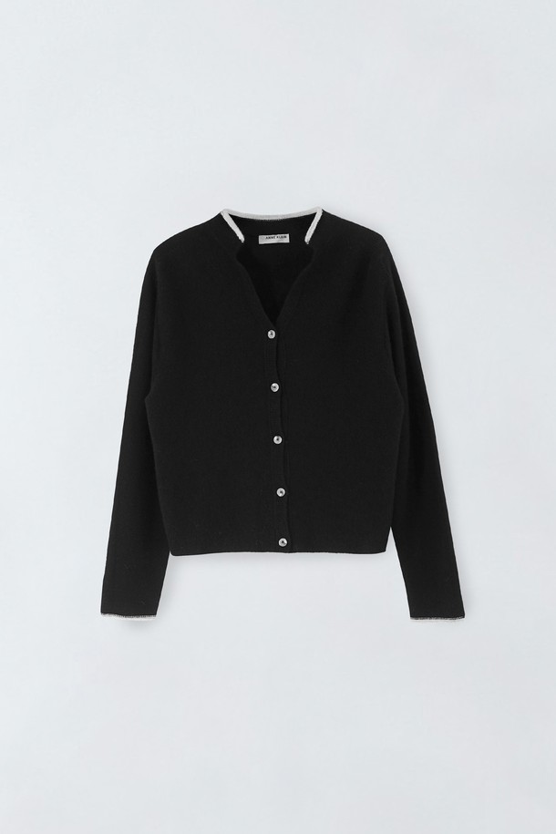 블랙 컬러의 여성용 울 블랜딩 라인 가디건 S5HW059입니다. 가을, 겨울 시즌에 어울리는 두꺼운 두께감의 라운드넥 긴소매 크롭 기장 니트입니다. 베이직하고 미니멀한 스타일로 출근룩, 모임룩 등 다양한 TPO에 활용 가능합니다. 부드러운 촉감의 울 소재와 싱글 버튼 여밈 방식으로 편안하게 착용할 수 있습니다. 무지 패턴의 레귤러핏 디자인으로 미니멀, 클래식, 캐주얼 스타일을 연출하기 좋습니다.
