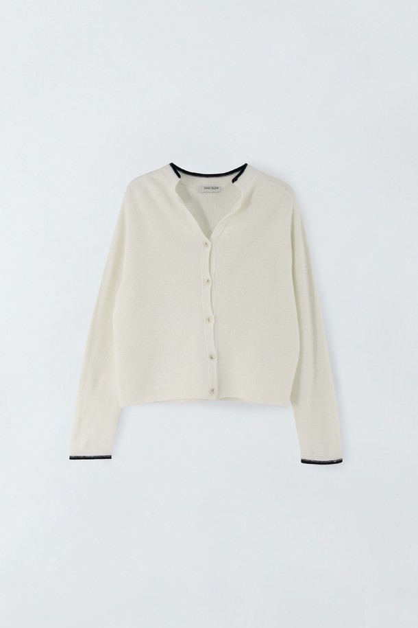 아이보리, 화이트 컬러의 울 블랜딩 소재 여성 가디건입니다. 라운드넥에 레귤러핏으로 디자인되었으며, 얇은 두께감과 부드러운 촉감이 특징입니다. 가을, 겨울 시즌에 어울리는 긴 소매 기장의 크롭 기장 니트/스웨터로, 베이직하고 미니멀한 스타일을 연출합니다. 무지 패턴에 라인 디테일이 더해져 포인트를 주며, 버튼 여밈 방식으로 간편하게 착용할 수 있습니다.
