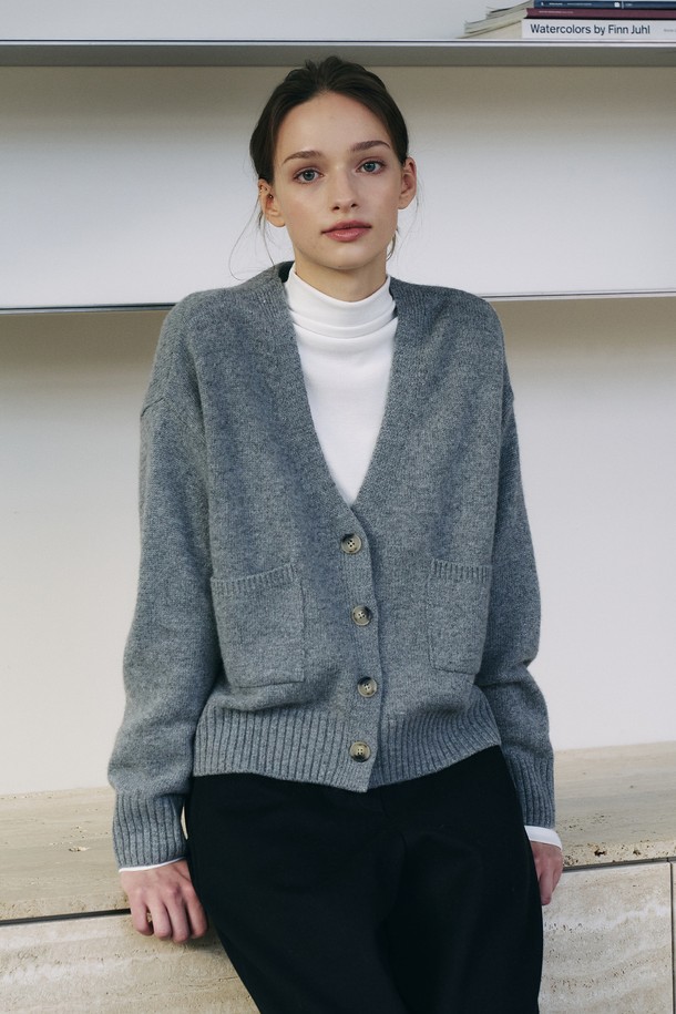 포근한 울 블렌딩 소재의 여성 V넥 가디건입니다. 가을과 겨울, 쌀쌀한 날씨에 따뜻하게 착용하기 좋은 두꺼운 두께감의 루즈핏 니트/스웨터입니다. 베이직한 디자인에 그레이 컬러, 긴 소매 기장으로 어떤 옷에도 쉽게 매치할 수 있으며, 단정한 스타일을 연출합니다. 버튼 디테일이 돋보이며, 출근룩으로 클래식하고 미니멀한 스타일을 완성할 수 있습니다. 다양한 이너와 함께 레이어드하여 세련된 분위기를 연출해보세요.
