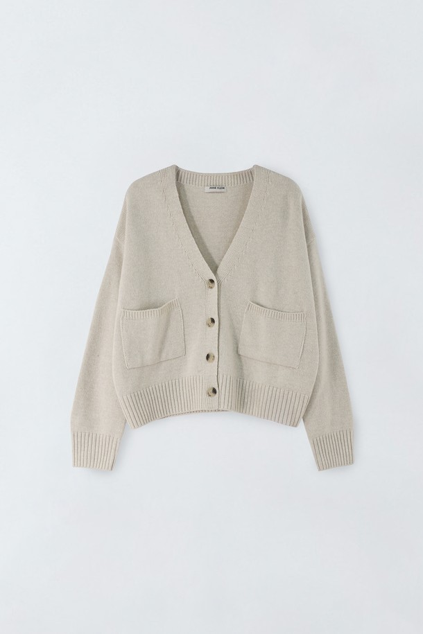 부드러운 울 소재의 베이지 컬러 V넥 가디건입니다. 가을과 겨울에 따뜻하게 입을 수 있으며, 베이직하고 미니멀한 스타일로 다양한 룩에 활용하기 좋습니다. 레귤러 핏에 긴 소매 기장으로 제작되었으며, 두께감이 있어 포근한 착용감을 선사합니다. 데이트룩, 모임룩 등 TPO에 맞춰 클래식, 미니멀, 캐주얼 스타일 모두 연출할 수 있습니다. 버튼 여밈 방식과 포켓 디테일이 돋보이는 제품입니다.
