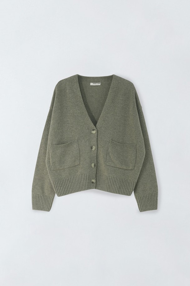 부드러운 울, 나일론, 캐시미어 혼방 소재로 제작되어 포근한 촉감을 선사하는 여성용 울 블랜딩 V넥 가디건입니다. 넉넉한 루즈핏에 긴소매 기장으로 편안하게 착용 가능하며, 무지 디자인에 그레이, 크림, 카키 3가지 컬러로 출시되었습니다. 두꺼운 두께감으로 따뜻함을 더하며, 버튼 디테일과 주머니가 있어 실용성을 높였습니다. 신축성이 좋아 활동성이 뛰어나며, 비침 걱정 없이 출근룩, 모임룩, 클래식, 미니멀, 캐주얼 스타일 모두 소화 가능한 아이템입니다.
