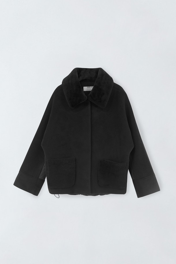 양모 배색 카라 재킷 E5HW073은 여성 고객을 위한 가을, 겨울 시즌 필수 아우터입니다. 울과 모 소재를 사용하여 보온성을 높였으며, 두꺼운 두께감으로 포근하게 착용할 수 있습니다. 블랙 컬러의 레귤러핏 크롭 자켓으로, 클래식하고 미니멀한 스타일을 연출합니다. 카라 디테일과 배색 디자인이 포인트이며, 오피스룩 또는 모임룩에 시크하게 매치하기 좋습니다. 긴 소매 싱글 버튼 방식으로, 다양한 스타일링이 가능한 실용적인 아이템입니다.
