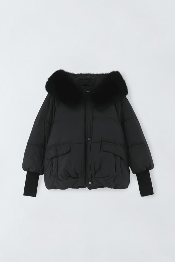 니트 소매 구스다운 점퍼 E5HW065는 여성용 겨울 아우터입니다. 캐주얼하고 미니멀한 스타일의 블랙 컬러 숏패딩으로, 두꺼운 두께감과 부드러운 촉감이 특징입니다. 긴 소매 디자인과 니트 소매, 퍼 트리밍 디테일이 돋보이며, 집업 방식에 레귤러핏으로 제작되었습니다. 무지 패턴의 나일론 소재로 제작되어 일상생활에서 편안하게 착용하기 좋습니다.
