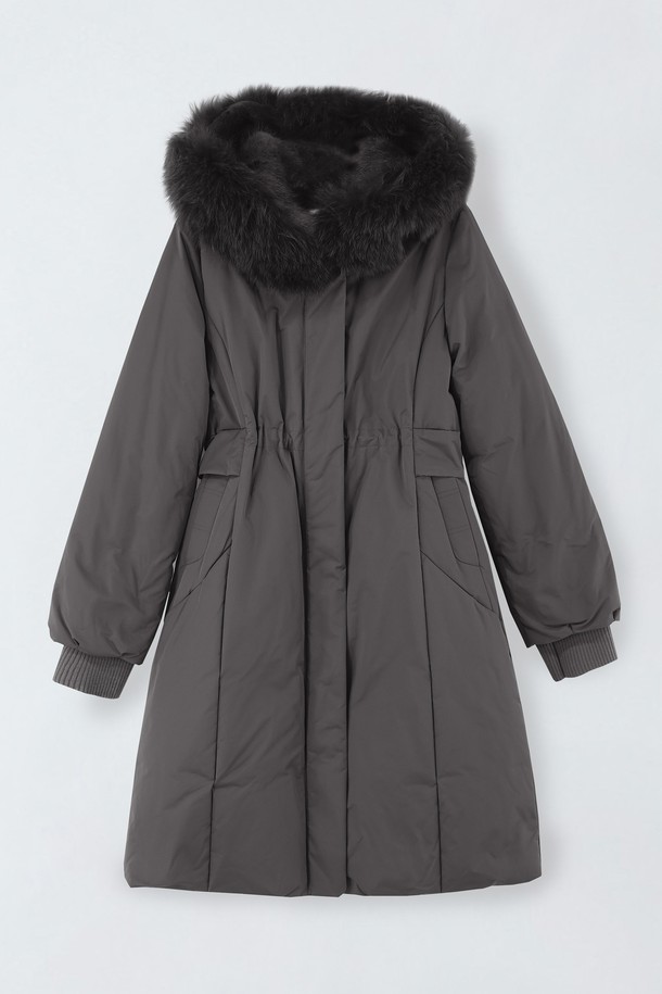 폭스후드 구스 다운 E5HW067는 여성용 겨울 아우터로, 일상과 출근룩에 모두 잘 어울리는 클래식하고 미니멀한 스타일의 롱 기장 구스다운입니다. 톤 다운된 그레이 컬러와 무지 패턴으로 어떤 옷에도 쉽게 매치할 수 있으며, 지퍼형 여밈 방식으로 편안하게 착용할 수 있습니다. 두꺼운 두께감과 보온성을 위한 안감, 그리고 고급스러운 퍼 트리밍과 포켓 디테일이 특징입니다. 솜털 80%, 깃털 20%의 거위털 충전재와 폴리에스터, 토끼털, 여우털을 사용하여 보온성과 스타일을 동시에 잡았습니다.
