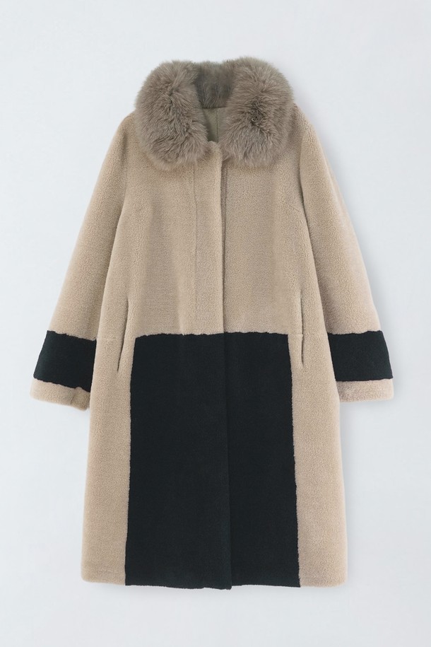 리얼폭스 양모 코트 E5HW061은 가을과 겨울, 오피스룩과 모임룩에 어울리는 여성용 모직 코트입니다. 베이지와 블랙 두 가지 컬러로 제공되며, 클래식하고 엘레강스한 스타일을 연출합니다. 부드러운 촉감의 울(모) 소재, 두꺼운 두께감으로 따뜻함을 선사하며, 미디엄 기장에 레귤러핏으로 제작되었습니다. 싱글 버튼 여밈과 퍼 카라 디테일, 컬러블록 패턴이 특징이며, 롱 슬리브(긴 소매) 디자인으로 포인트를 더했습니다.
