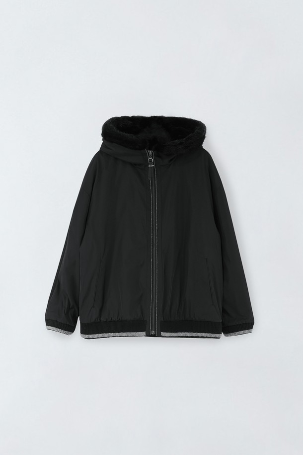 **라인 배색 후드 점퍼 E5HW060**

가을, 겨울 시즌에 어울리는 남녀 공용 후드 점퍼입니다. 캐주얼, 스포티, 미니멀 스타일을 모두 소화하며, 일상 및 산책룩에 적합합니다. 두꺼운 두께감으로 따뜻함을 유지하며, 부드러운 촉감이 편안한 착용감을 선사합니다. 집업 스타일과 레귤러핏 디자인으로 활동성을 높였으며, 블랙 컬러에 배색 디테일이 포인트입니다. 긴 소매 기장의 무지 후드 점퍼로 다양한 스타일 연출이 용이합니다.
