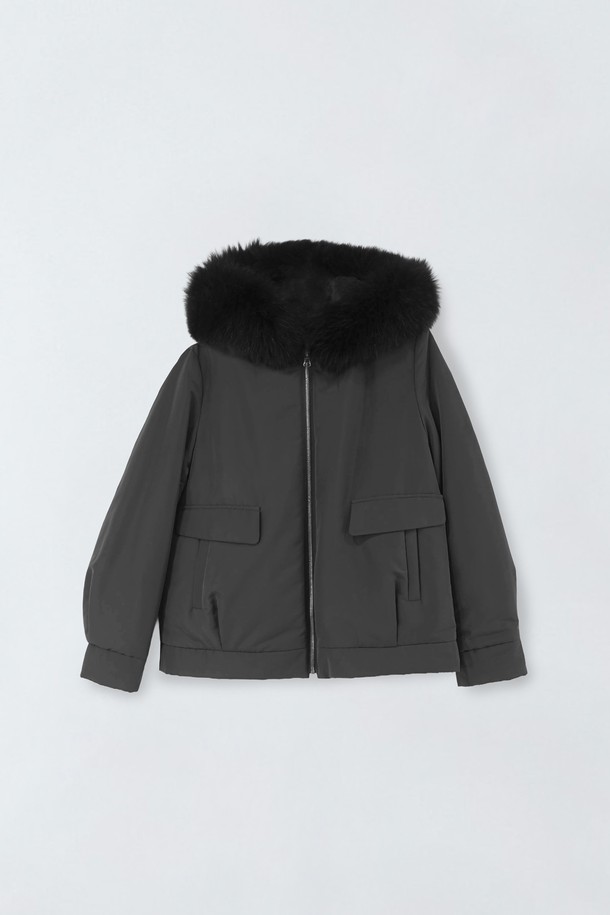 리얼폭스 리버시블 후드 점퍼 E5HW062는 여성용 점퍼입니다. 가을과 겨울에 착용하기 좋으며, 부드러운 촉감의 폴리에스테르 소재로 제작되었습니다. 블랙 컬러에 무지 패턴으로, 모던하고 미니멀한 스타일을 연출합니다. 안감은 퍼(fur)로 되어 있으며, 리버시블 디자인과 후드, 퍼 트리밍 디테일이 특징입니다. 크롭 기장의 레귤러핏으로 집업 여밈 방식의 긴 소매 점퍼입니다.
