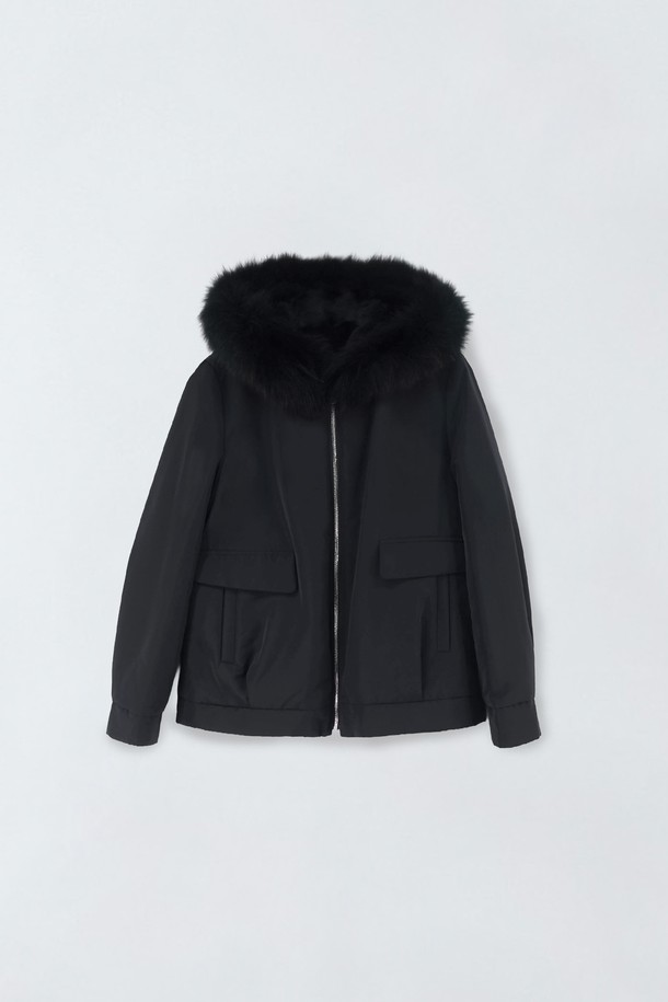 리얼폭스 리버시블 후드 점퍼 E5HW062는 여성용 점퍼로, 가을과 겨울에 착용하기 좋은 두꺼운 두께감의 아우터입니다. 블랙 컬러의 무지 디자인으로 클래식하고 엘레강스한 스타일을 연출하며, 출근룩과 모임룩에 적합합니다. 부드러운 촉감의 폴리에스테르 소재로 제작되었으며, 후드와 퍼 트리밍 디테일이 돋보입니다. 레귤러핏에 집업 방식으로 편안하게 착용 가능하며, 리버시블 디자인으로 다양한 스타일을 연출할 수 있습니다. 긴 소매 기장의 크롭 기장 점퍼입니다.
