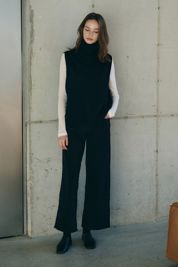 **와이드 밴딩 데님 S5HW068**은 여성용 데님 팬츠로, 겨울철 출근룩에 적합한 베이직 스타일의 긴 기장 와이드 핏 바지입니다. 블랙과 인디고 두 가지 색상으로 제공되며, 면, 폴리에스터, 스판 혼방 소재로 제작되어 신축성이 뛰어나 편안한 착용감을 선사합니다. 안감이 없어 깔끔하며, 무지 패턴에 두께감 있는 디자인으로 미니멀, 클래식, 캐주얼 스타일을 모두 소화할 수 있습니다. 밴딩 처리와 주머니가 있어 실용성을 더했습니다.
