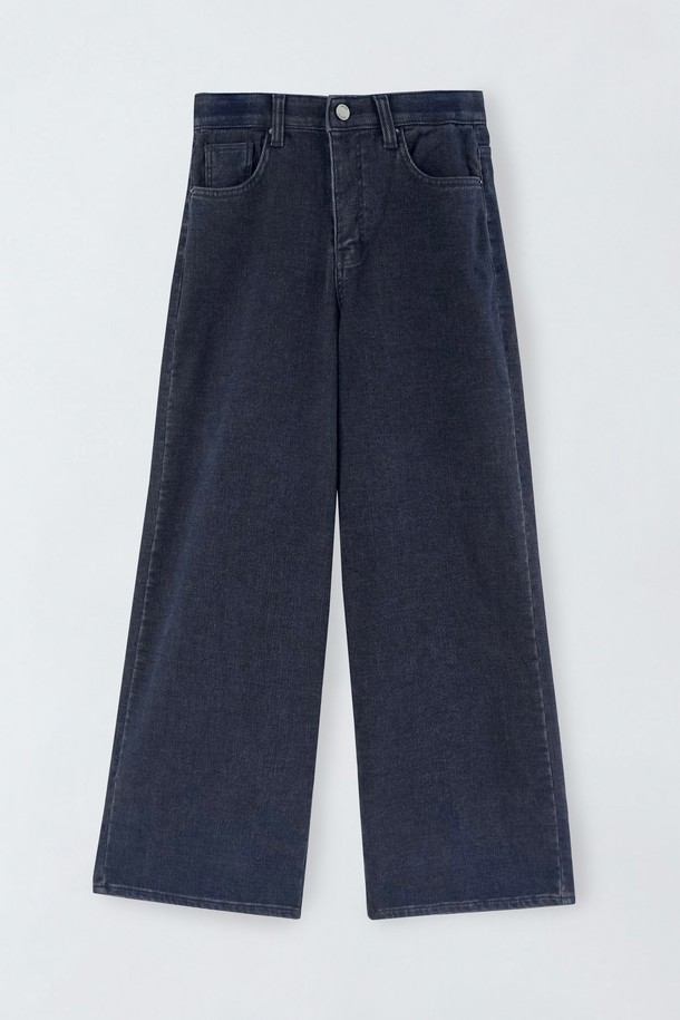 네이비 컬러의 와이드 밴딩 데님 팬츠 S5HW068입니다. 봄, 여름, 가을 시즌에 착용하기 좋은 숏 기장의 데님 팬츠로, 캐주얼 및 미니멀 스타일을 연출하기 좋습니다. 뻣뻣한 촉감의 데님 소재에 와이드핏으로 편안하면서도 트렌디한 실루엣을 강조합니다. 밴딩 디테일이 더해져 활동성을 높였으며, 무지 디자인으로 다양한 상의와 매치하기 용이합니다. 일상복으로 활용하기 좋은 베이직한 아이템입니다.
