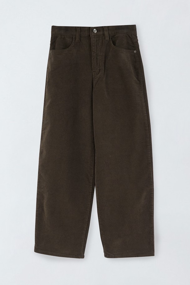 브라운 컬러의 스트레이트 핏 코듀로이 팬츠 S5HW067입니다. 가을과 겨울에 따뜻하게 입을 수 있는 긴 기장의 바지로, 베이직하고 캐주얼한 스타일을 연출합니다. 부드러운 코듀로이 소재로 제작되어 편안한 착용감을 선사하며, 무지 디자인으로 다양한 상의와 매치하기 용이합니다. 캐주얼, 클래식, 미니멀 스타일을 즐겨 입는 분들께 추천합니다. 일상생활에서 활용하기 좋은 아이템입니다.
