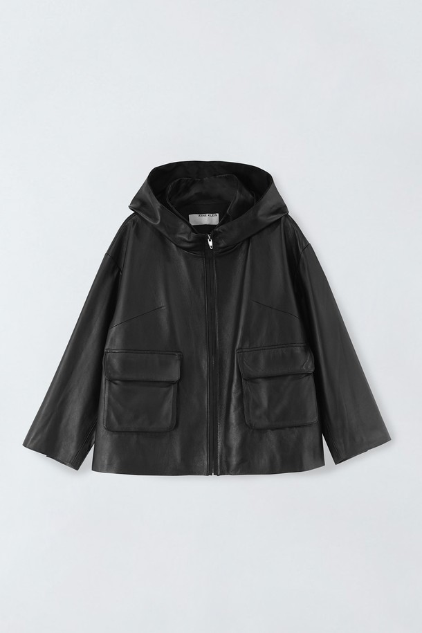 세련된 무드의 여성 투포켓 레더 재킷 E5HF097입니다. 부드러운 촉감의 인조가죽 소재로 제작되어 봄, 가을 시즌에 착용하기 좋습니다. 미니멀하고 모던한 디자인에 크롭 기장과 레귤러 핏으로 시크한 스타일을 연출합니다. 집업 여밈 방식과 투포켓 디테일이 돋보이며, 데이트룩, 모임룩, 출근룩 등 다양한 TPO에 활용할 수 있습니다. 미니멀, 시크, 클래식 스타일을 즐겨 입는 여성분들께 추천합니다.
