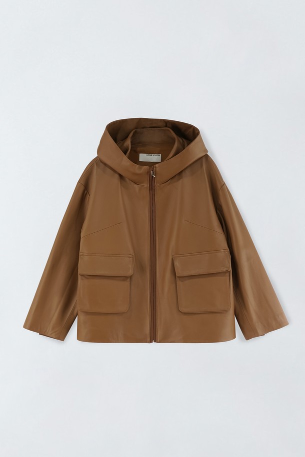 **투포켓 레더 재킷 E5HF097**

가을, 겨울 시즌을 위한 여성용 브라운 컬러의 투포켓 레더 재킷입니다. 미니멀하고 캐주얼한 스타일을 연출하기 좋으며, 오버핏 크롭 기장으로 트렌디함을 더했습니다. 두꺼운 인조 가죽 소재로 제작되어 보온성을 높였으며, 집업 방식으로 간편하게 착용할 수 있습니다. 

**추가 정보:**

*   **스타일:** 미니멀, 캐주얼, 클래식
*   **소매 기장:** 긴소매
*   **코트 타입:** 후드
