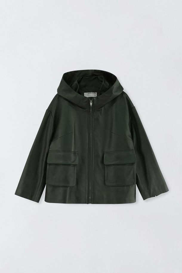 **투포켓 레더 재킷 E5HF097**

세련된 여성의 스타일을 완성할 투포켓 레더 재킷입니다. 부드러운 합성가죽 소재로 제작되어 편안한 착용감을 선사하며, 봄, 가을 시즌에 활용하기 좋습니다. 미니멀하고 캐주얼한 디자인으로 다양한 룩에 매치하기 용이하며, 시크한 분위기를 연출합니다. 크롭 기장과 레귤러핏으로 세련된 실루엣을 강조하며, 긴 소매와 집업 여밈 방식으로 편안하게 착용할 수 있습니다. 넉넉한 두께감과 투포켓 디테일이 실용성을 더해줍니다.
