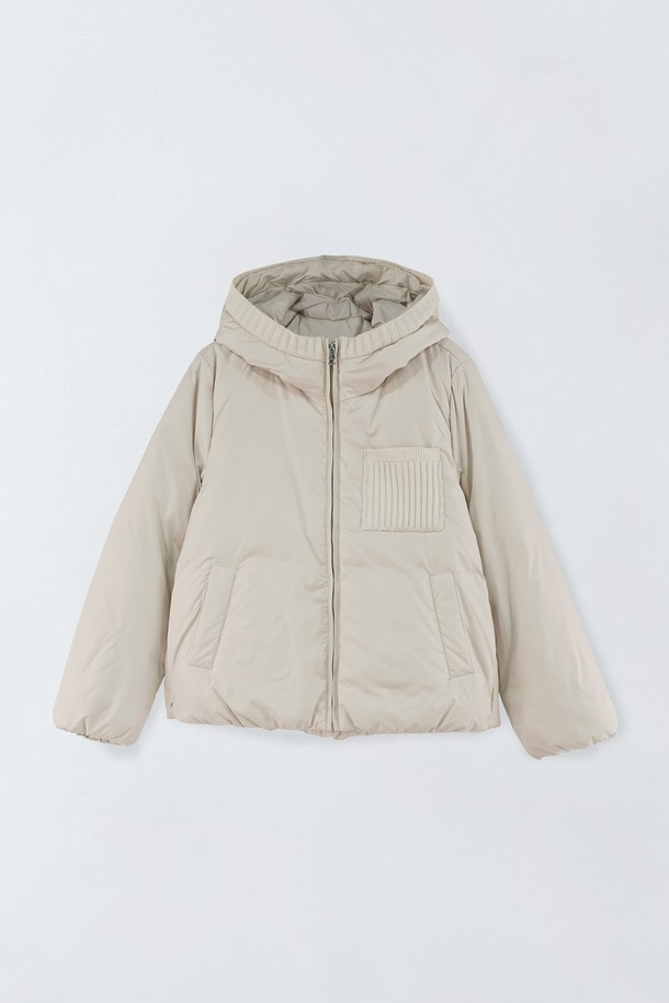 베이직한 무드의 여성용 "니트 배색 하이넥 다운" 점퍼입니다. 겨울 시즌, 캐주얼하고 미니멀한 스타일을 연출하기 좋습니다. 부드러운 촉감의 나일론 소재와 두꺼운 두께감으로 따뜻하게 착용할 수 있으며, 오버핏 크롭 기장으로 활동성을 높였습니다. 하이넥 디자인과 배색 디테일이 포인트이며, 집업 스타일로 간편하게 입고 벗을 수 있습니다.
