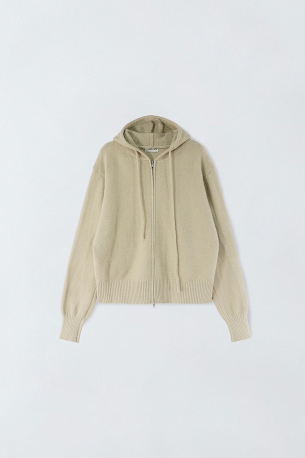 디그 리브 니트 후드집업 S5HW065는 여성용 니트/스웨터 상의입니다. 베이지 색상에 루즈핏으로 제작되어 편안한 착용감을 선사합니다. 가을, 겨울 시즌에 어울리도록 두꺼운 두께감과 부드러운 촉감을 자랑하며, 리브 디테일이 돋보이는 디자인입니다. 캐주얼, 미니멀, 클래식 스타일을 아우르며 집콕룩, 산책룩 등 다양한 TPO에 활용 가능합니다. 후드 디자인과 긴 소매, 집업 여밈 방식으로 실용성을 더했습니다.
