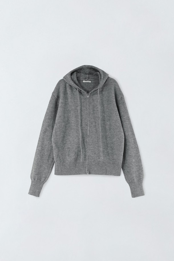 디그 리브 (Dig Reeb) 니트 후드집업 S5HW065는 여성용 니트/스웨터 상의입니다. 부드러운 촉감의 두꺼운 니트 소재로 제작되었으며, 가을과 겨울에 따뜻하게 착용할 수 있습니다. 캐주얼 및 베이직 스타일을 연출하기 좋으며, 크롭 기장과 레귤러핏으로 트렌디한 핏을 선사합니다. 무지 디자인에 후드 집업 스타일로, 집콕룩이나 산책룩 등 편안한 TPO에 잘 어울립니다. 미니멀, 캐주얼, 클래식 스타일을 선호하는 분들께 추천합니다.
