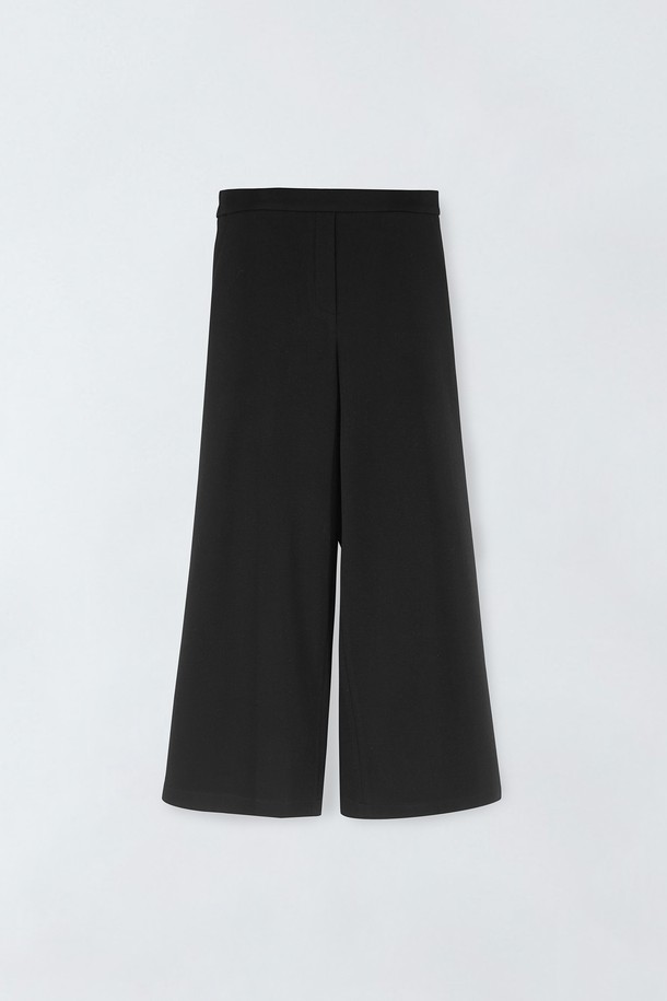 **와이드 밴딩 팬츠 S5HW078**

부드러운 촉감과 헤링본 패턴이 돋보이는 여성용 와이드 밴딩 팬츠입니다. 페일베이지와 블랙 두 가지 색상으로 출시되어, 어떤 상의에도 자연스럽게 어울립니다. 넉넉한 스트레이트 핏과 허리 밴딩으로 편안한 착용감을 선사하며, 출근룩과 오피스룩은 물론 클래식, 미니멀, 시크 스타일을 연출하기 좋습니다. 부드럽게 떨어지는 실루엣이 세련된 느낌을 더하며, 사계절 내내 활용 가능한 실용적인 아이템입니다.
