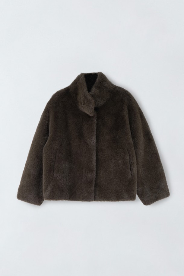 페이크 퍼 히든 자켓 E5HW103은 부드러운 폴리에스터 소재로 제작되어 겨울철 따뜻함을 선사하는 페이크 퍼 자켓입니다. 무지 디자인에 그레이, 아이보리, 브라운 세 가지 컬러로 출시되어 다양한 스타일에 매치하기 용이합니다. 크롭 기장과 긴 소매, 히든 여밈 방식으로 세련된 핏을 연출하며, 캐주얼, 미니멀, 클래식 스타일을 즐겨 입는 분들께 추천합니다. 주머니가 있어 실용적이며, 비침과 신축성이 없고 안감이 없는 디자인입니다.
