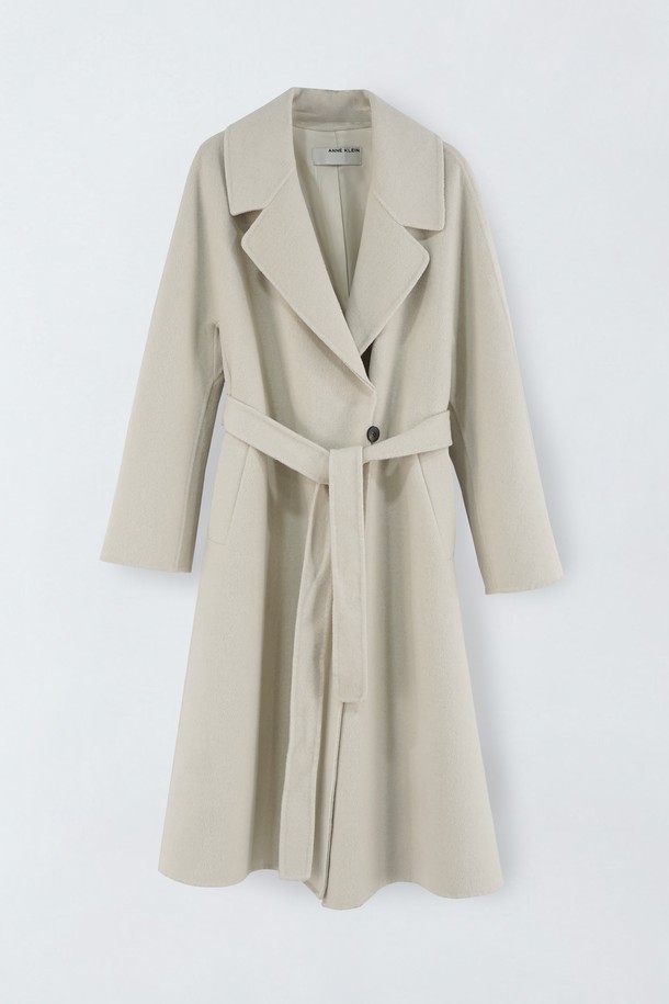 베이직한 디자인과 미니멀한 무드가 돋보이는 여성용 울 블렌디드 싱글 코트 O5HW025입니다. 가을, 겨울 시즌에 어울리는 두꺼운 두께감과 부드러운 촉감의 울 소재로 제작되어 포근하게 착용할 수 있습니다. 미디엄 기장의 레귤러핏으로, 노치드 라펠 디테일과 싱글 버튼 여밈 방식으로 클래식한 분위기를 더했습니다. 출근룩, 오피스룩, 모임룩 등 다양한 TPO에 활용 가능하며, 베이지 컬러와 무지 패턴으로 어떤 스타일에도 쉽게 매치할 수 있습니다. 긴 소매 기장으로 따뜻함을 더한 싱글 코트입니다.
