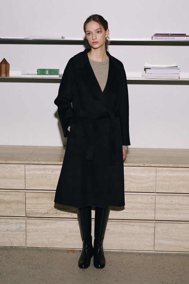 울 블랜디드 싱글 코트 O5HW025는 여성스러운 라인을 살려주는 레귤러핏 싱글 코트입니다. 블랙과 라이트베이지 두 가지 색상으로 출시되어, 미니멀하고 클래식한 스타일을 연출하기 좋습니다. 겨울 시즌에 적합하며, 울과 폴리에스터 혼방 소재로 제작되어 얇지만 따뜻하게 착용할 수 있습니다. 레글런 슬리브 디자인과 싱글 버튼 여밈 방식으로 편안함과 세련된 분위기를 더했습니다. 오피스룩, 출근룩, 모임룩 등 다양한 TPO에 활용 가능하며, 안감과 포켓이 있어 실용성을 높였습니다. 
