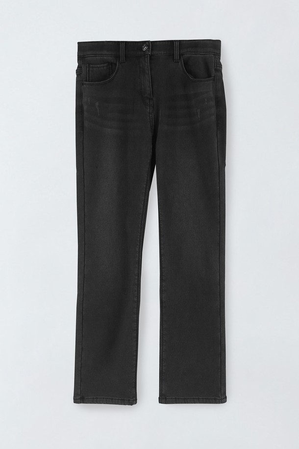 따뜻하고 편안한 겨울을 위한 여성 스트레이트 기모 데님 팬츠입니다. 블랙과 블루 두 가지 색상으로 출시되어 어떤 스타일에도 쉽게 매치할 수 있습니다. 안감은 부드러운 본딩털로 처리되어 뛰어난 보온성을 제공하며, 올 밴딩 디자인으로 편안한 착용감을 선사합니다. 무지 디자인에 두꺼운 두께감으로 한겨울에도 따뜻하게 입을 수 있으며, 베이직, 미니멀, 클래식, 캐주얼 등 다양한 스타일 연출이 가능합니다. 비침 걱정 없이, 약간의 신축성과 실용적인 주머니까지 갖춘 데일리 데님 팬츠입니다.
