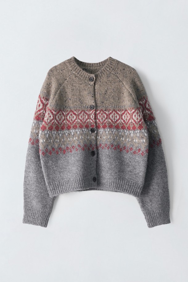 노르딕 니트 가디건 O5HW020은 여성용 상의 가디건입니다. 베이지, 그레이, 레드 3가지 색상으로 출시되었으며, 캐주얼 및 클래식 스타일을 모두 아우릅니다. 가을, 겨울 시즌에 어울리는 두꺼운 두께감과 긴 소매 기장, 라운드넥 디자인이 특징입니다. 울과 니트 소재로 제작되어 부드러운 촉감을 선사하며, 싱글 버튼 여밈 방식과 노르딕, 기하학 무늬가 돋보입니다. 출근룩, 모임룩, 캐주얼, 클래식, 미니멀 스타일 연출에 적합합니다.
