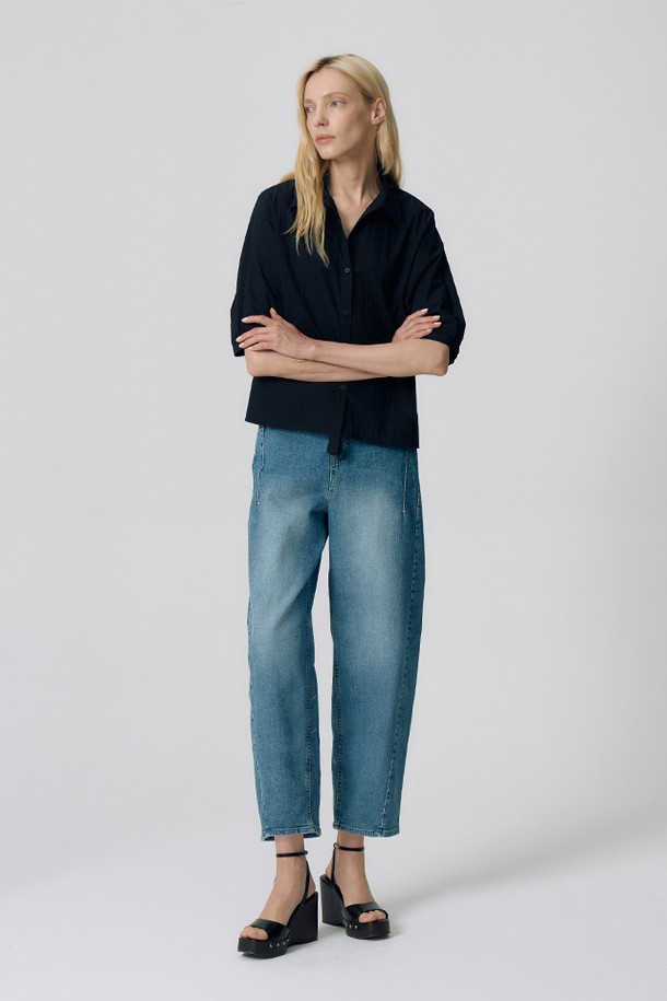 와이드 테이퍼드 밴딩 데님 O5HM18은 캐주얼 스타일의 여성 데님 팬츠입니다. 인디고 컬러의 무지 디자인으로, 봄, 가을, 겨울 3계절 모두 착용 가능합니다. 와이드 핏과 테이퍼드 실루엣이 트렌디하며, 도톰한 두께감과 약간의 신축성으로 편안한 착용감을 제공합니다. 밴딩 처리와 넉넉한 주머니로 활동성을 높였으며, 겨울 데일리룩과 미니멀한 스타일 연출에 적합합니다. 비침 걱정 없이 스타일리시하게 연출할 수 있습니다.
